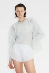 Short de running blanco, confeccionado con tejido funcional DryMove™ que absorbe la humedad. Presenta un corte regular con cintura elástica cubierta, cordón ajustable oculto, bolsillos laterales con cierre y calzoncillo interno de malla suave.