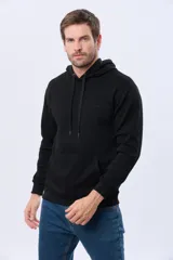 Canguro con capucha de color gris oscuro, confeccionado en tejido de felpa con interior de micropolar. Presenta cordones ajustables en la capucha y un pequeño logo bordado en el pecho.