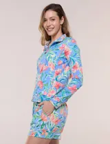 Campera liviana blanca de silueta entallada con protección solar UPF 50, cuello alto y cierre frontal completo. Cuenta con mangas largas y bolsillos laterales.