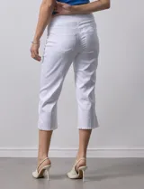 Pantalón capri blanco de tencel elastizado, marca Ruby Rd. Tiene pretina ancha elastizada, bolsillos simulados delanteros, bolsillos aplicados traseros, corte recto y terminación de ruedo desflecado.