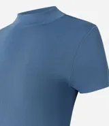 Blusa de punto color celeste, con cuello alto, manga corta y malla texturizada.