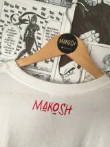 Remera blanca de algodón con dos rosas rojas bordadas en el frente.