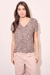 Remera de viscosa color rosa con estampado animal print en marrón, de corte recto y mangas cortas.