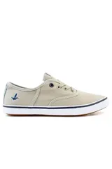 Championes casuales de lona azul marino con cordones al tono, suela de goma blanca con línea negra y suela inferior marrón. Presentan detalles de ojal metálico blanco y logo de la marca bordado en el talón.