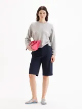 Sweater gris melange ultraliviano, confeccionado en mezcla de algodón y lino, con calce oversize, hombros caídos y mangas largas.