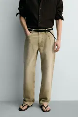 Pantalón de jean estilo straight fit, de corte recto y tiro medio, con efecto lavado en color gris oscuro. Cuenta con diseño clásico de cinco bolsillos y cierre frontal con botones.