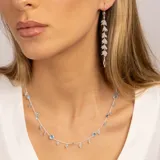 Aros colgantes largos de plata 925 con aguamarinas pequeñas y una aguamarina grande en el extremo inferior.