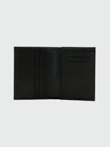 Billetera de cuero negro con múltiples ranuras para tarjetas y compartimento para billetes, con logo grabado en el interior.