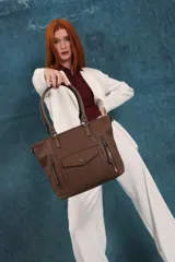 Cartera tipo tote de diseño estructurado en símil cuero, con doble asa rígida y correa regulable. Presenta múltiples bolsillos frontales con cierre y solapa, ofreciendo un estilo versátil y espacioso.
