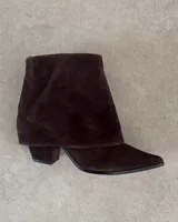 Botin de gamuza negra con punta fina y taco cuadrado.