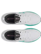 Championes de running Under Armour modelo Assert 11, color blanco con detalles en verde turquesa y negro. Presentan parte superior de malla transpirable con revestimientos de cuero, mediasuela con amortiguación Charged+ y suela de goma resistente.