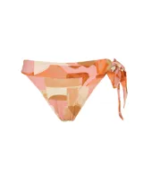 Calzón de bikini con estampado abstracto en tonos rosa, naranja y beige. Tiene corte clásico y lazos laterales para ajustar.