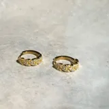 Par de aros tipo argolla dorados con circonitas incrustadas.