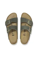 Sandalias Birkenstock Arizona de cuero engrasado color verde oliva, con plantilla anatómica de corcho y látex forrada en gamuza. Cuentan con dos correas ajustables con hebillas metálicas doradas y suela de EVA.