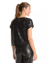 Blusa de manga corta con cuello a la base, completamente cubierta de lentejuelas negras. Cuenta con forro interno a tono.