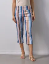 Pantalón capri de gabardina elastizada estampada, marca Zac & Rachel, con pretina ancha elastizada.