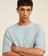 Remera de algodón color celeste con textura chevron, cuello redondo y mangas cortas, de corte holgado.