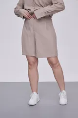 Short color visón de tiro alto, corte recto y largo hasta la rodilla.