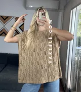 Remerón de crochet color crudo, con cuello redondo y mangas cortas.