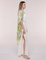 Kimono de gasa ligera con estampado floral en tonos beige y salmón, de silueta amplia, mangas cortas integradas y ruedo asimétrico con detalles de borlas en las puntas.