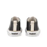 Zapatillas de media caña John Foos modelo 164 Flashback Go, reedición de un modelo icónico de los años 90. Confeccionadas en cuero ecológico negro con bordado del logo retro, forrería de microcanvas crudo, ojalillera de bronce, cordones chatos de algodón crudo y base de caucho vulcanizado blanco con doble filete beige.