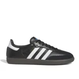 Championes Adidas Samba Og negros con las tres tiras blancas y suela marrón.