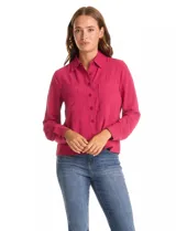 Camisa de crepe color beige con cuello clásico, cierre frontal con botones y dos bolsillos aplicados en el pecho.