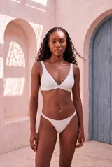 Top halter de bikini color blanco, con copa removible y tirantes finos.