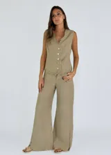 Pantalón de lino color beige, de corte palazzo con aberturas laterales en el ruedo.