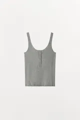 Top de punto color gris melange, con escote redondo, tirantes anchos y cierre frontal con botones.