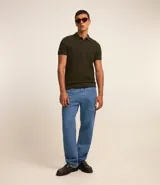 Polo de hombre marca Marfinno, confeccionada en tejido de media malla con textura rayada. Presenta cuello polo con botones y mangas cortas con terminaciones en rib con detalles contrastantes.