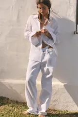 Camisa oversize de cuello solapa, confeccionada en gasa. Presenta manga larga con hombro caído y puños, bolsillo de plastrón en el delantero y cierre frontal con botones.