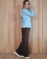 Pantalón de algodón color arena, de corte recto y holgado, con cintura elástica y detalle de costuras horizontales decorativas en la parte inferior de las piernas.