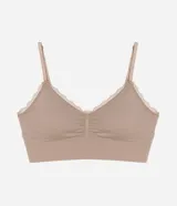 Soutien tipo top alargado color beige, confeccionado en tejido seamless de poliamida y elastano. Presenta breteles finos ajustables, relleno removible y un borde de encaje estrecho en el escote.