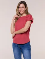 Buzo de punto fino color rosado, con escote redondo, manga corta y detalles de tejido acanalado en cuello, puños y dobladillo.
