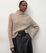Suéter de punto con cuello alto y mangas largas, de corte regular y textura acanalada en tono beige jaspeado.