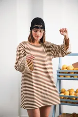 Vestido corto a rayas marrones y beige, de corte holgado y mangas acampanadas.