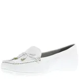 Mocasines de cuero color celeste, con detalle de lazo decorativo y herrajes dorados en el empeine. Presenta costuras visibles y etiqueta de la marca en el lateral.