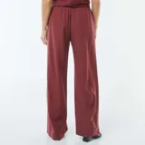 Pantalón ancho de tiro alto, color rojo oscuro o bordó, con cordón ajustable en la cintura.