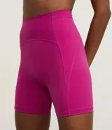 Bermuda deportiva ciclista de microfibra color marrón, con diseño ajustado al cuerpo y tiro alto.