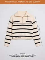 Sweater de punto con diseño a rayas horizontales negras sobre fondo blanco, cuello alto con cierre frontal y mangas largas.