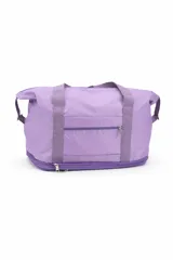Bolso de viaje tipo duffle color lila, con compartimento principal amplio, bolsillo frontal con cierre y compartimento inferior independiente con cierre. Cuenta con doble asa de hombro y diseño plegable.