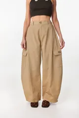 Pantalón cargo color beige de tiro bajo y corte ancho, con bolsillos laterales utilitarios.