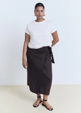 Camiseta de corte recto y diseño básico, con cuello redondo y mangas cortas. Confeccionada en algodón orgánico.