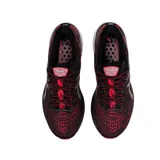 Championes de running Asics Gel-Kayano 28, color negro con detalles en rojo. Diseño técnico con malla transpirable, amortiguación Gel en el talón y entresuela con tecnología FF Blast para mayor estabilidad y retorno de energía.