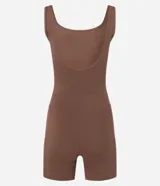 Enterito deportivo corto de microfibra color marrón, con escote redondo y breteles anchos. Diseño ajustado al cuerpo con costuras reforzadas.