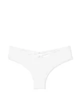 Bombacha estilo cheeky de tiro alto y diseño cavado, en color blanco, con detalle de pequeño lazo en la parte delantera.