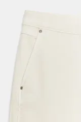 Pantalón de tiro bajo estilo chino, color blanco, con bolsillos delanteros, bolsillos de plastrón en la espalda y bajo acabado con vuelta. Cierre frontal con cremallera y botón.