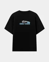 Remera oversize negra con diseño gráfico frontal que incluye texto en tonos blancos y celestes.