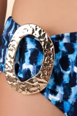 Calzón de bikini de talle alto con estampado abstracto en tonos de azul y blanco. Presenta una hebilla dorada en el lateral.